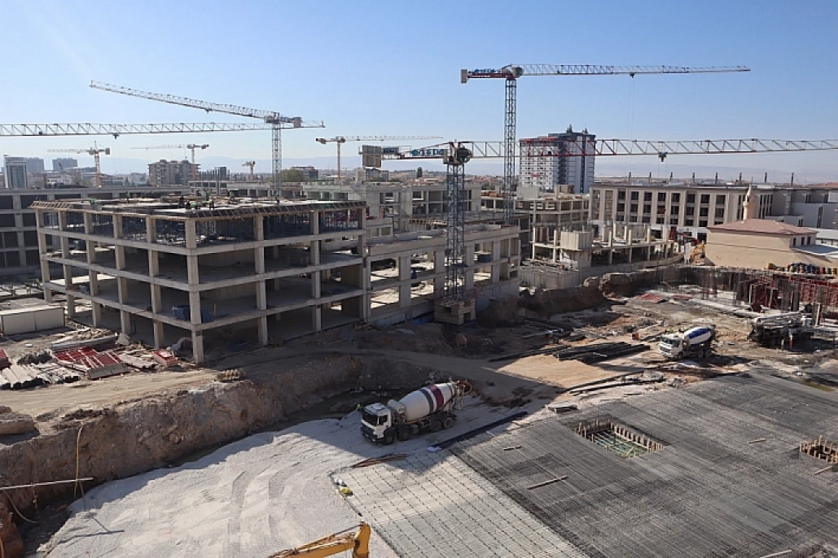 Malatya Çarşı Merkezi'nde Gecikme Nedeni Meğer Alt Yapı Üst Yapı Değilmiş! Bakın Neymiş....