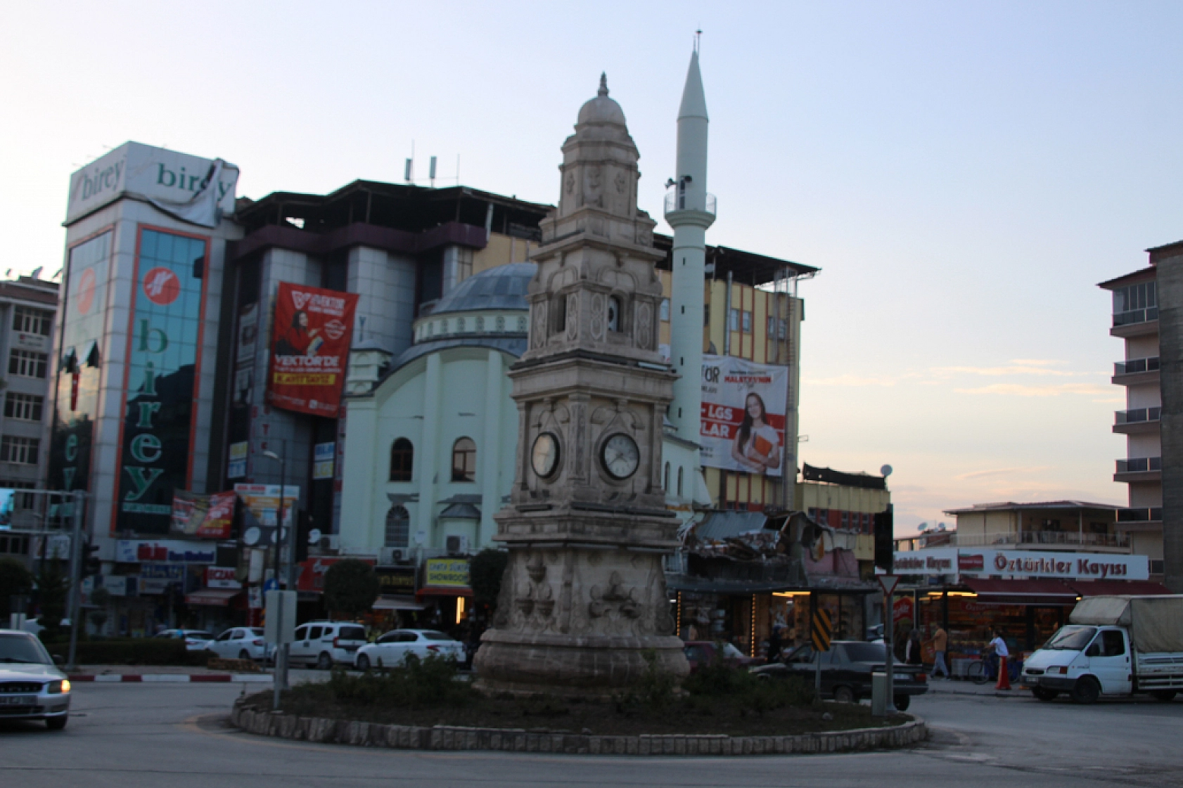Hızlıca Boşaltılan Kışla Caddesi'nde İki Ayda Bir Karış İlerleme Yaşanmadı! Malatya'da Yıkım Kaplumbağa Hızıyla...!