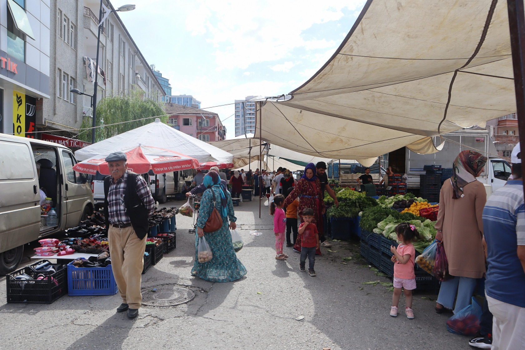 Markette Fiyatı Yüksek Bulan Vatandaşlar Çareyi Pazarda Buldu! Peki Fiyatlar nasıl? İşte Güncel Fiyatlar!
