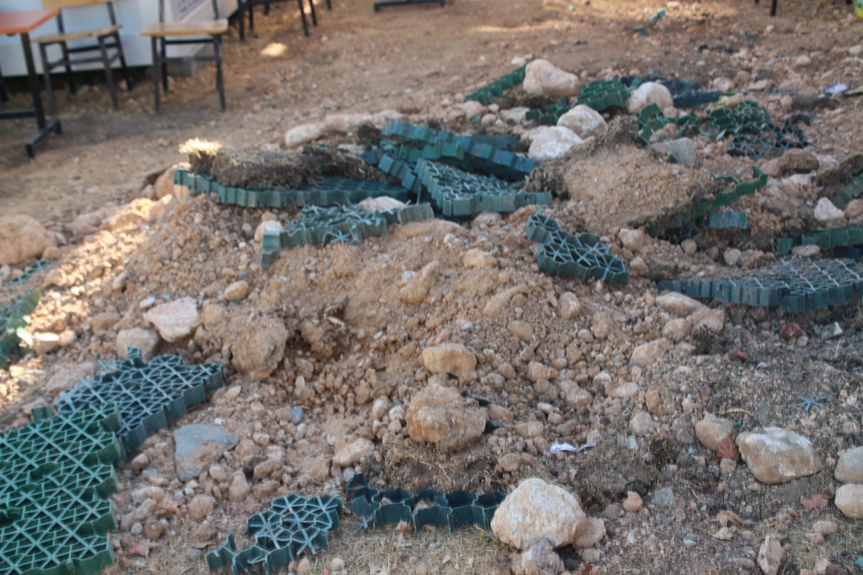 Kışla Caddesi Esnafının Umutsuz Bekleyişi: 'Millet Bahçesi'nde Çaresiz Bırakıldık'!