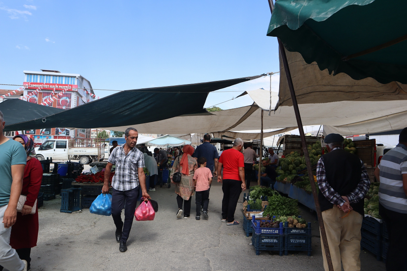 Markette Fiyatı Yüksek Bulan Vatandaşlar Çareyi Pazarda Buldu! Peki Fiyatlar nasıl? İşte Güncel Fiyatlar!