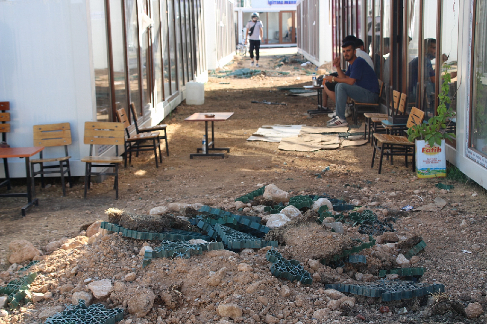 Kışla Caddesi Esnafının Umutsuz Bekleyişi: 'Millet Bahçesi'nde Çaresiz Bırakıldık'!