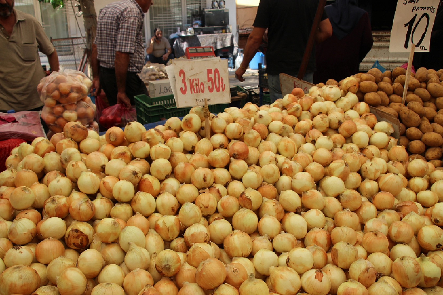 Malatyalılar Semt Pazarlarına yöneliyor! Peki, Meyve ve Sebze Ne Kadar? Fiyatlar Düştü Mü? İşte Güncel Cuma Pazarı Fiyatları...