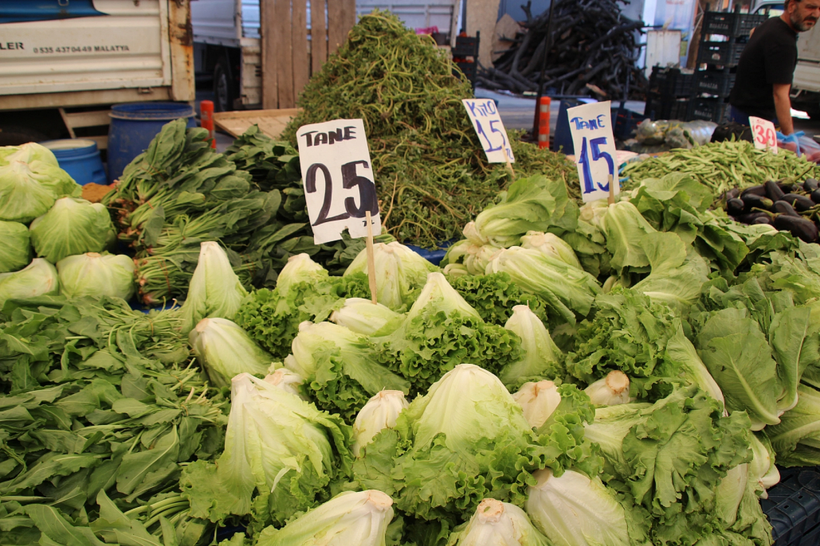 Malatyalılar Semt Pazarlarına yöneliyor! Peki, Meyve ve Sebze Ne Kadar? Fiyatlar Düştü Mü? İşte Güncel Cuma Pazarı Fiyatları...