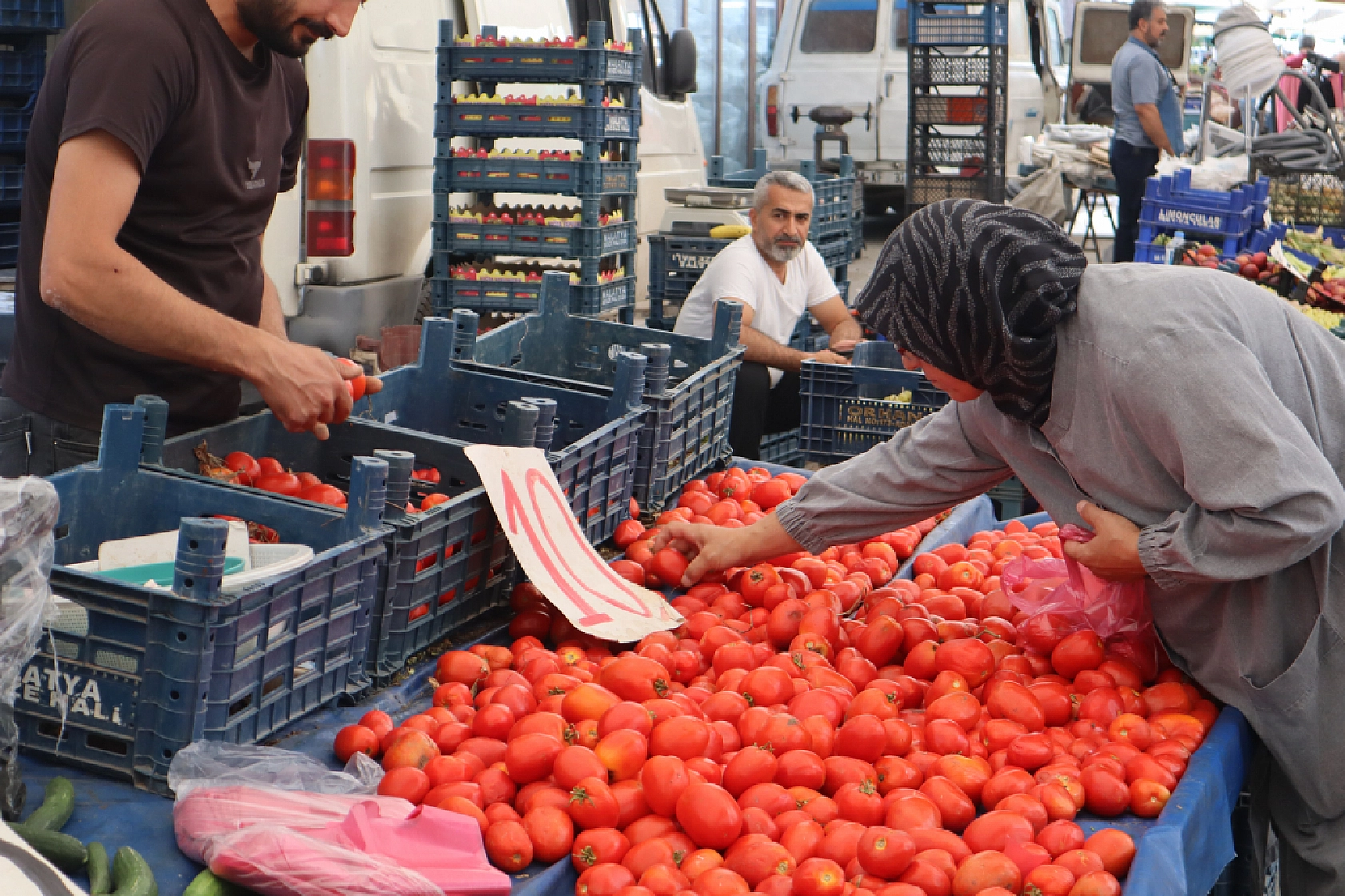 Markette Fiyatı Yüksek Bulan Vatandaşlar Çareyi Pazarda Buldu! Peki Fiyatlar nasıl? İşte Güncel Fiyatlar!
