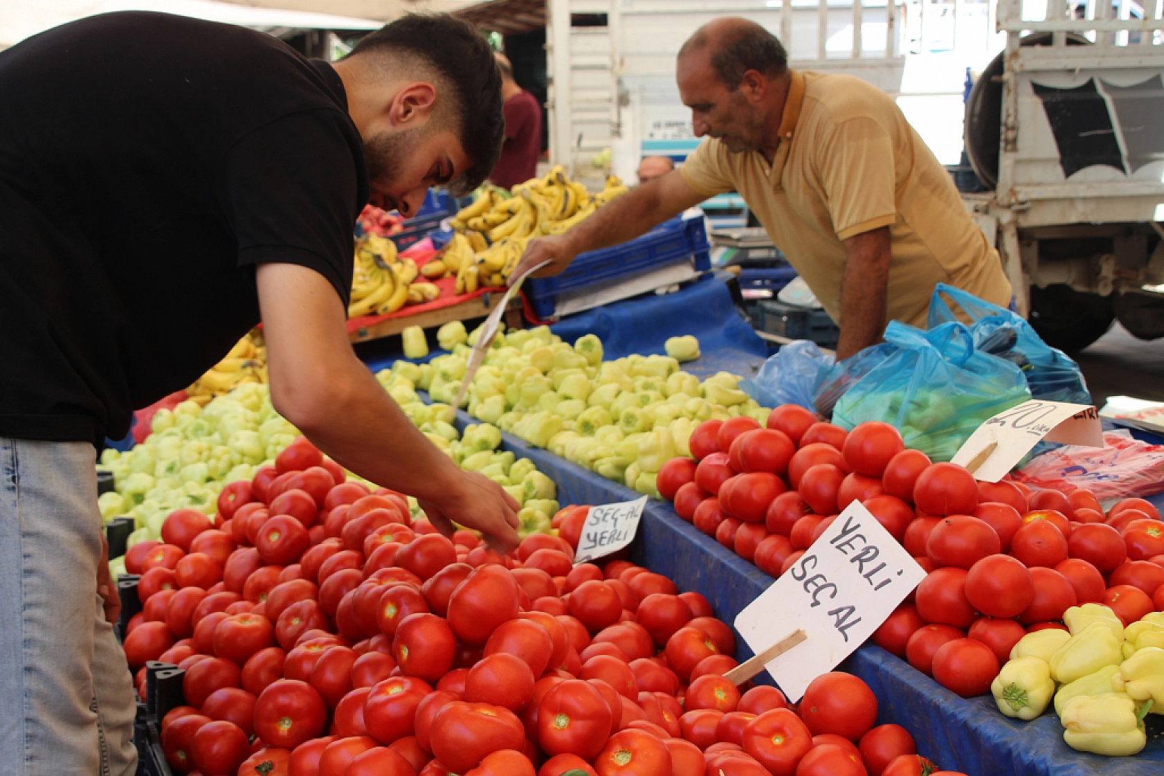 Malatyalılar Semt Pazarlarına yöneliyor! Peki, Meyve ve Sebze Ne Kadar? Fiyatlar Düştü Mü? İşte Güncel Cuma Pazarı Fiyatları...