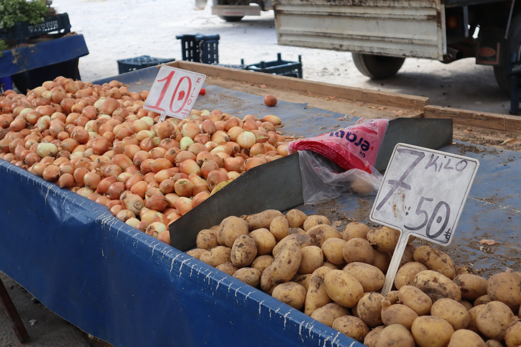 Markette Fiyatı Yüksek Bulan Vatandaşlar Çareyi Pazarda Buldu! Peki Fiyatlar nasıl? İşte Güncel Fiyatlar!