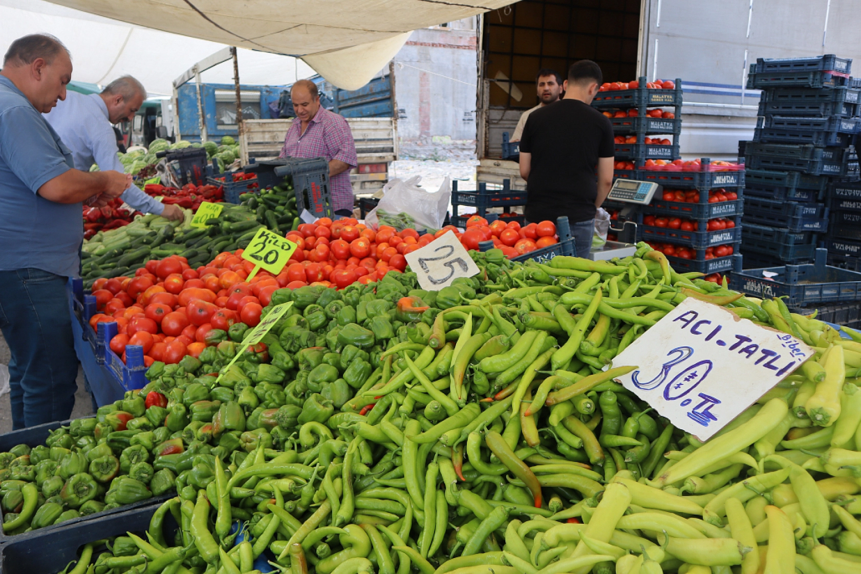 Markette Fiyatı Yüksek Bulan Vatandaşlar Çareyi Pazarda Buldu! Peki Fiyatlar nasıl? İşte Güncel Fiyatlar!