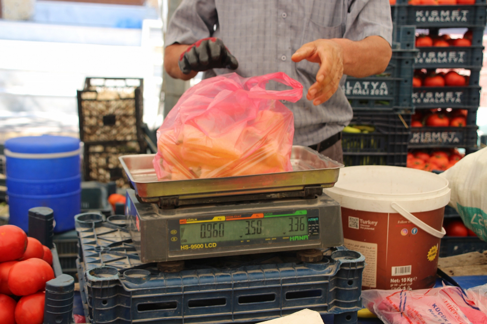 Malatyalılar Semt Pazarlarına yöneliyor! Peki, Meyve ve Sebze Ne Kadar? Fiyatlar Düştü Mü? İşte Güncel Cuma Pazarı Fiyatları...