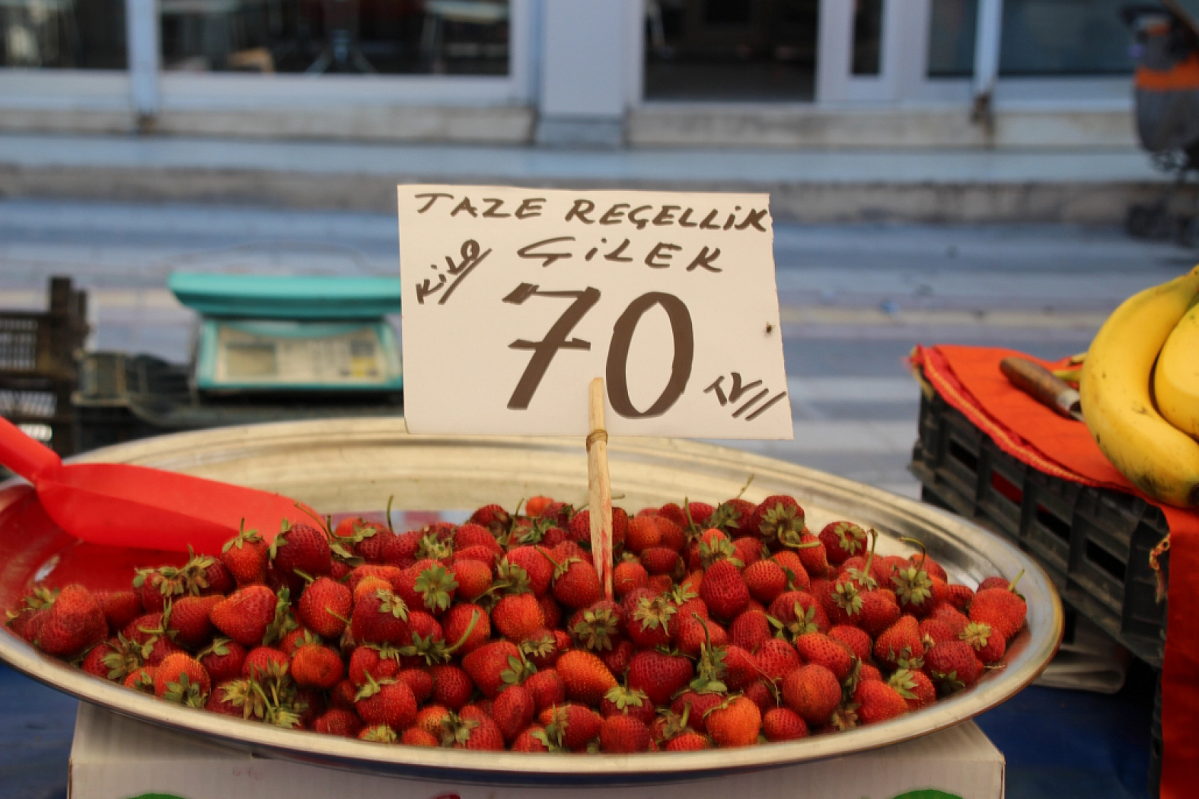Malatyalılar Semt Pazarlarına yöneliyor! Peki, Meyve ve Sebze Ne Kadar? Fiyatlar Düştü Mü? İşte Güncel Cuma Pazarı Fiyatları...