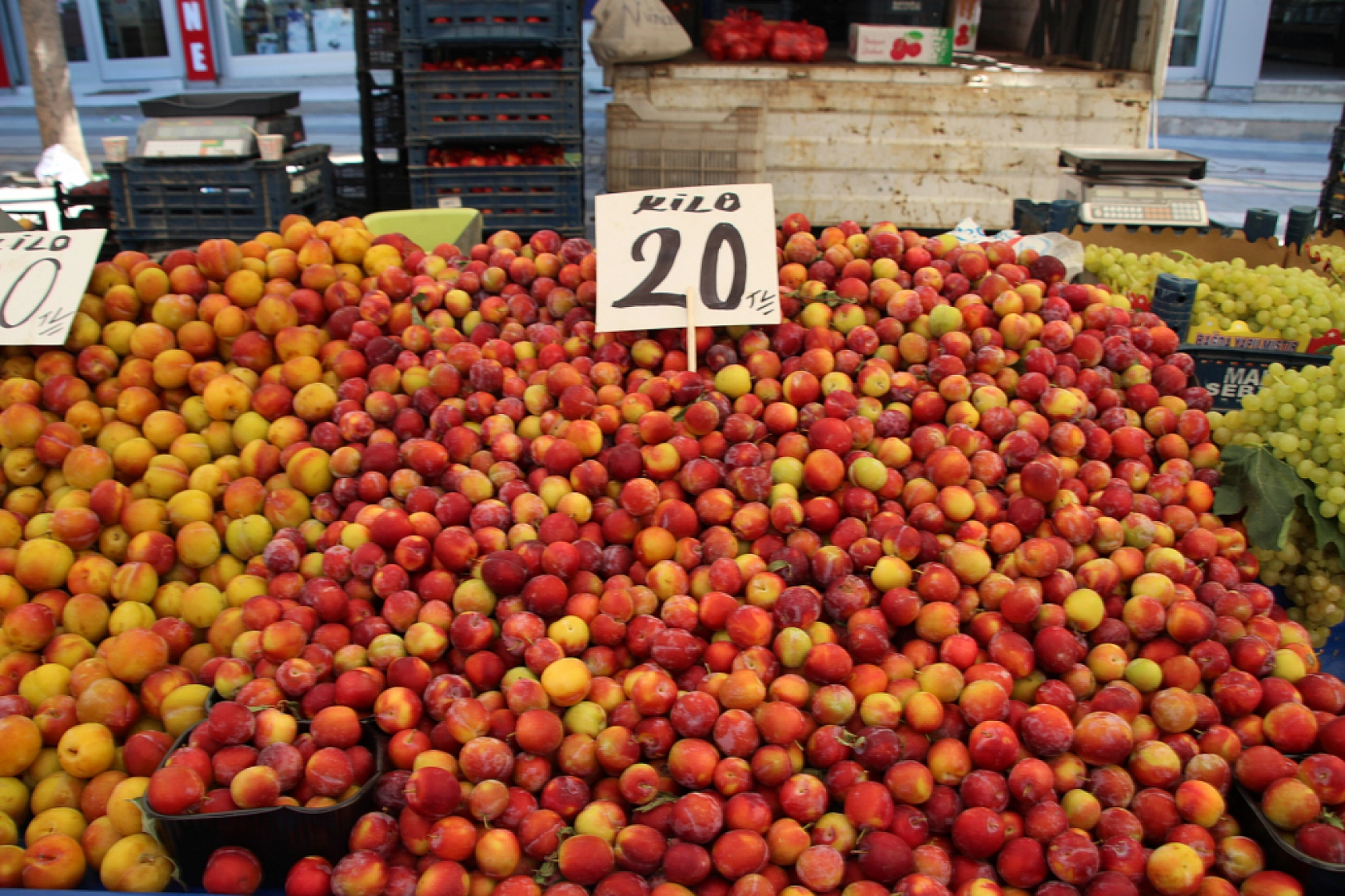 Malatyalılar Semt Pazarlarına yöneliyor! Peki, Meyve ve Sebze Ne Kadar? Fiyatlar Düştü Mü? İşte Güncel Cuma Pazarı Fiyatları...
