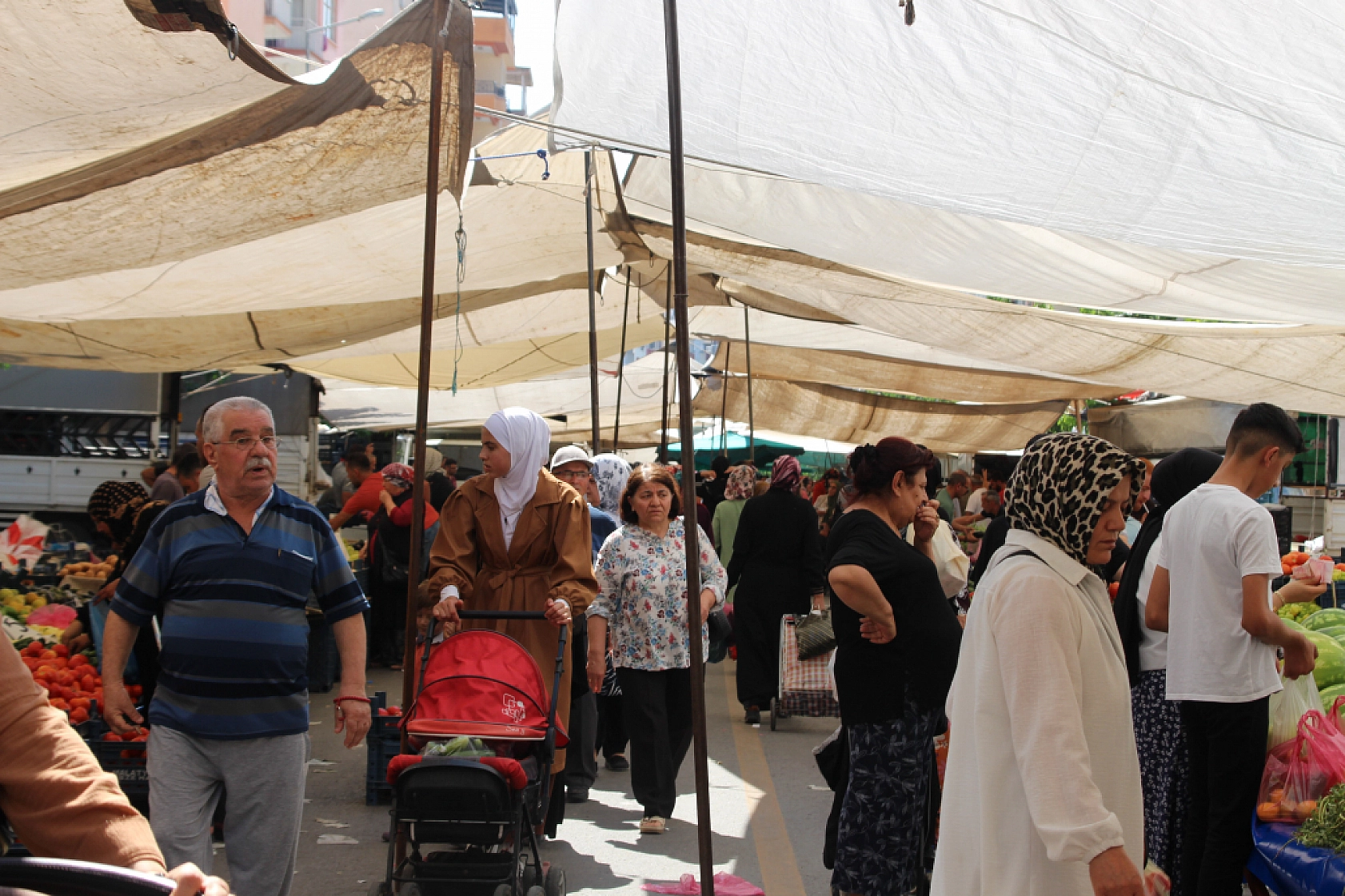 Malatyalılar Semt Pazarlarına yöneliyor! Peki, Meyve ve Sebze Ne Kadar? Fiyatlar Düştü Mü? İşte Güncel Cuma Pazarı Fiyatları...