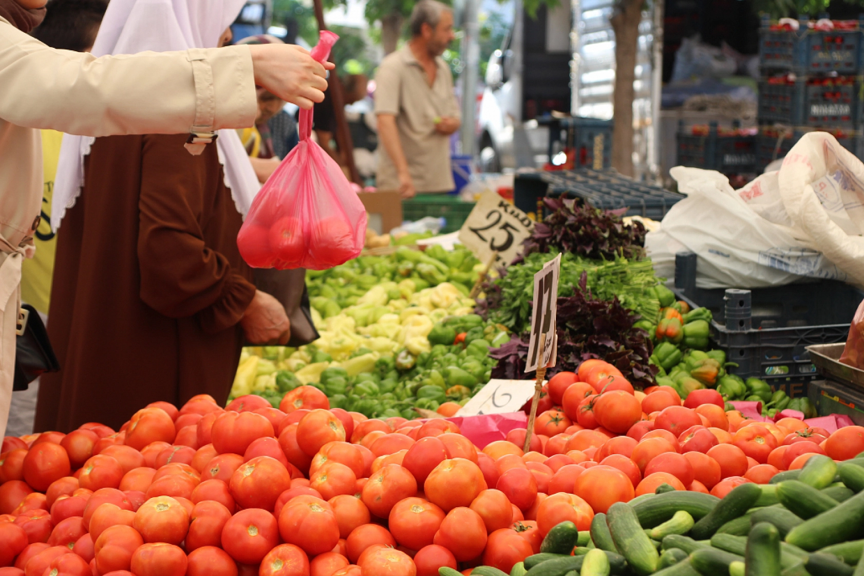 Malatyalılar Semt Pazarlarına yöneliyor! Peki, Meyve ve Sebze Ne Kadar? Fiyatlar Düştü Mü? İşte Güncel Cuma Pazarı Fiyatları...