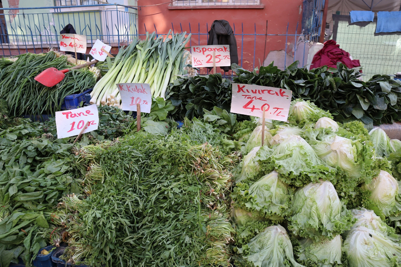 Cebini Düşünen Malatyalılar, Semt Pazarını Tercih Ediyor! İşte Güncel Perşembe Pazarı Fiyatları..