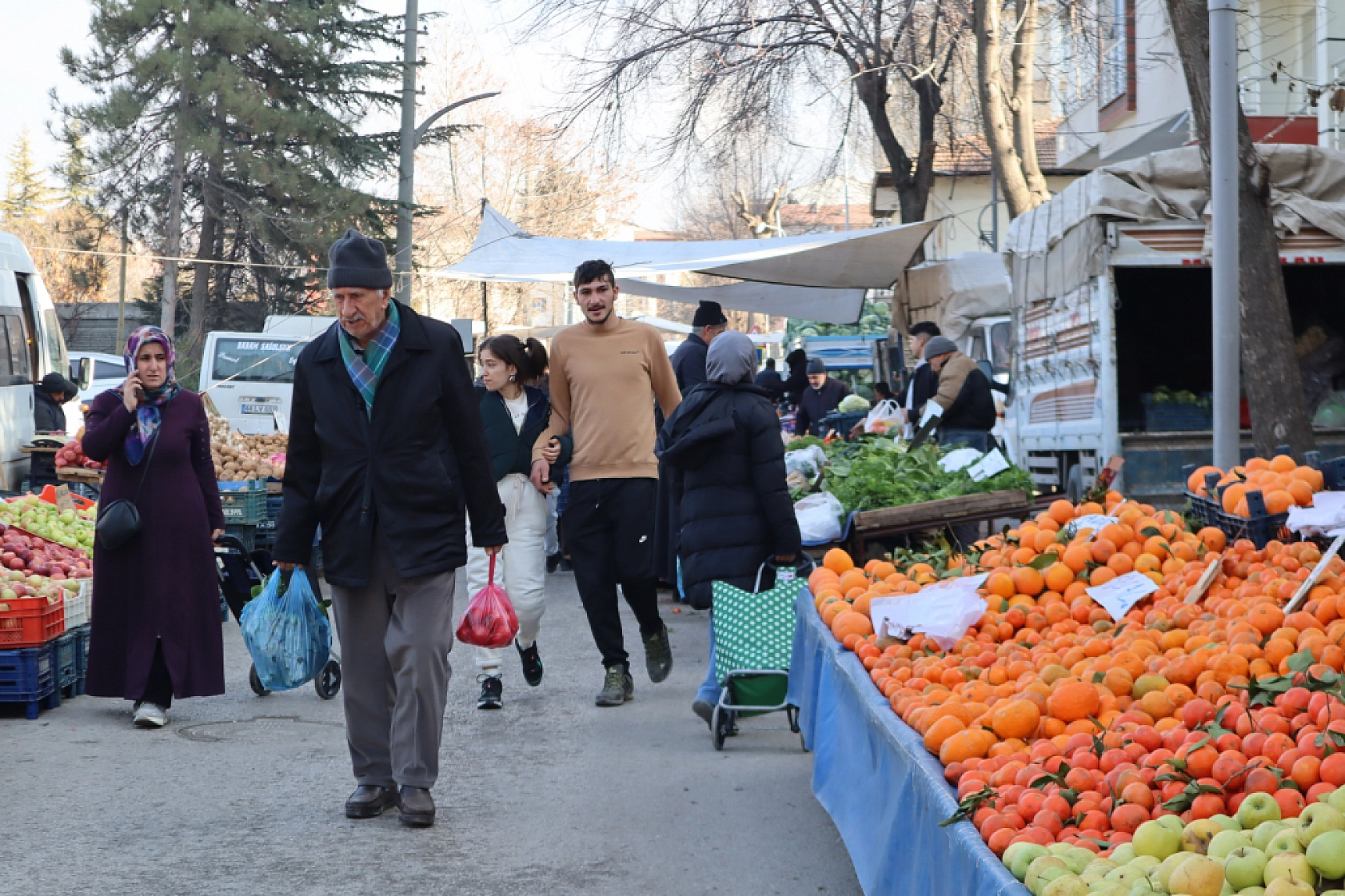 Cebini Düşünen Malatyalılar, Semt Pazarını Tercih Ediyor! İşte Güncel Perşembe Pazarı Fiyatları..