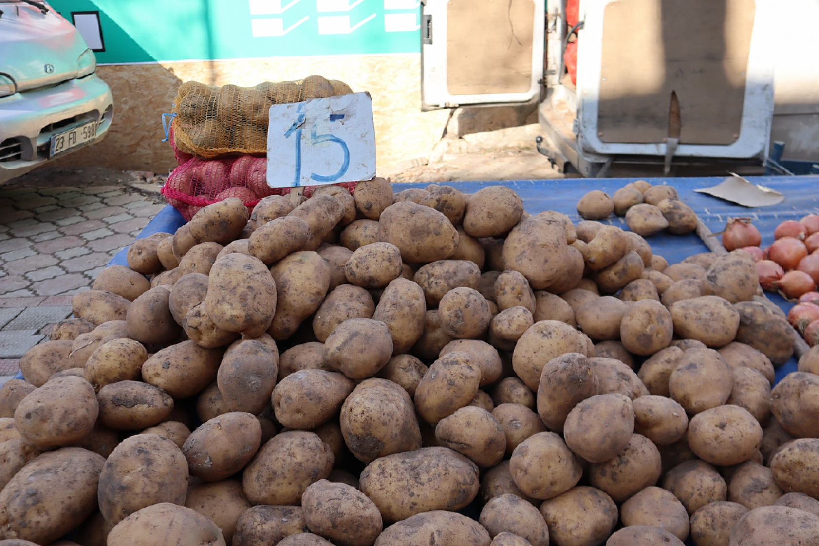 Cebini Düşünen Malatyalılar, Semt Pazarını Tercih Ediyor! İşte Güncel Perşembe Pazarı Fiyatları..