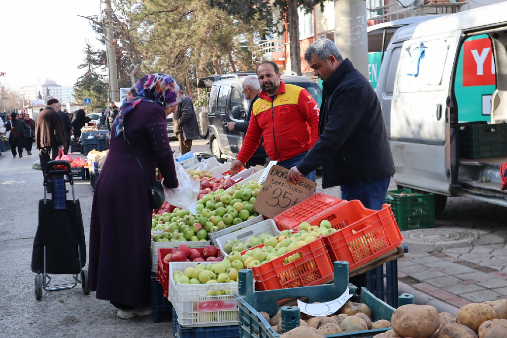 Cebini Düşünen Malatyalılar, Semt Pazarını Tercih Ediyor! İşte Güncel Perşembe Pazarı Fiyatları..
