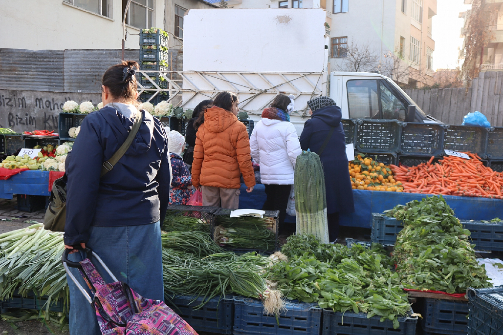 Cebini Düşünen Malatyalılar, Semt Pazarını Tercih Ediyor! İşte Güncel Perşembe Pazarı Fiyatları..