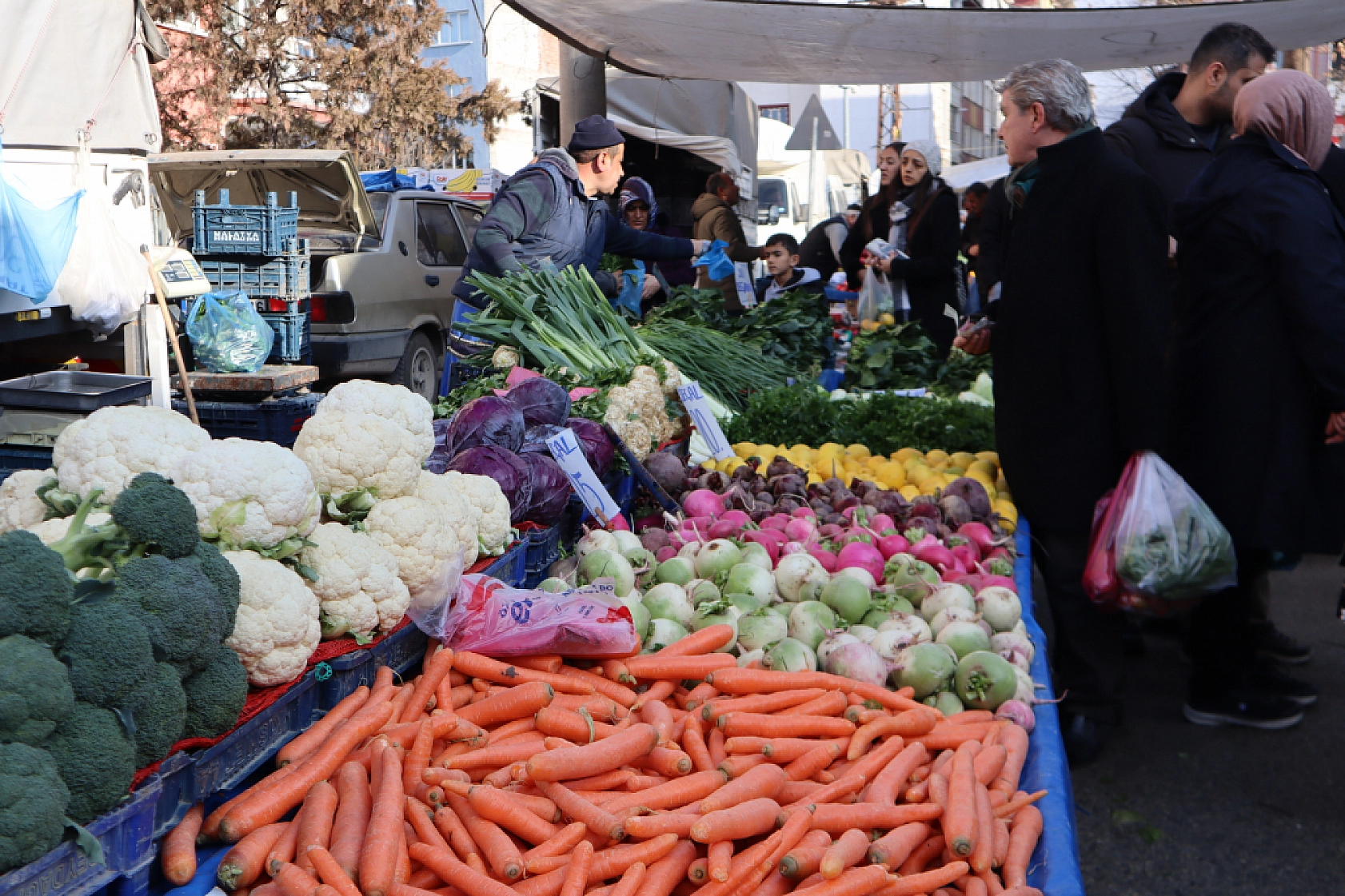 Cebini Düşünen Malatyalılar, Semt Pazarını Tercih Ediyor! İşte Güncel Perşembe Pazarı Fiyatları..