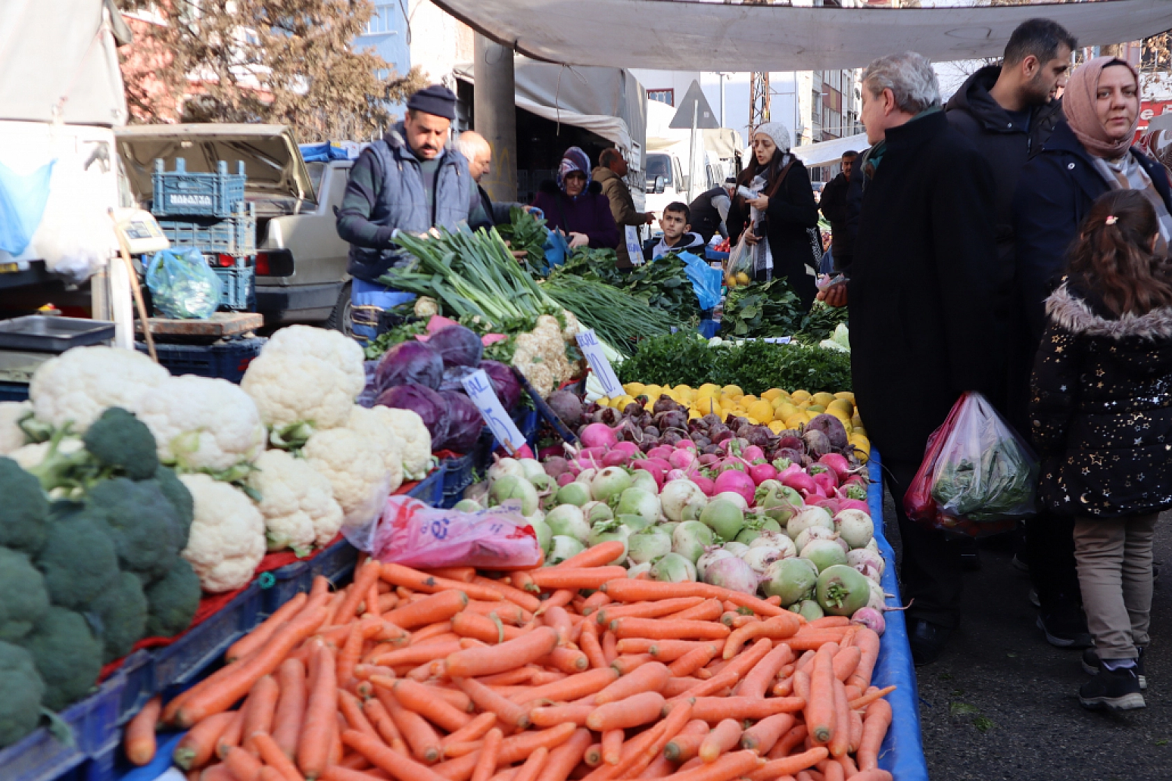 Cebini Düşünen Malatyalılar, Semt Pazarını Tercih Ediyor! İşte Güncel Perşembe Pazarı Fiyatları..