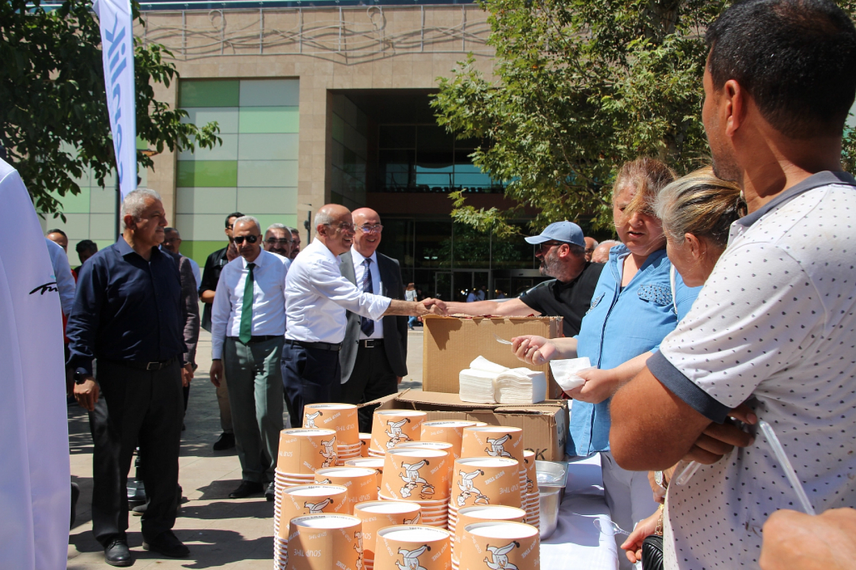 Malatya'da Geleneksel Aşure Dağıtım Programına Yoğun İlgi