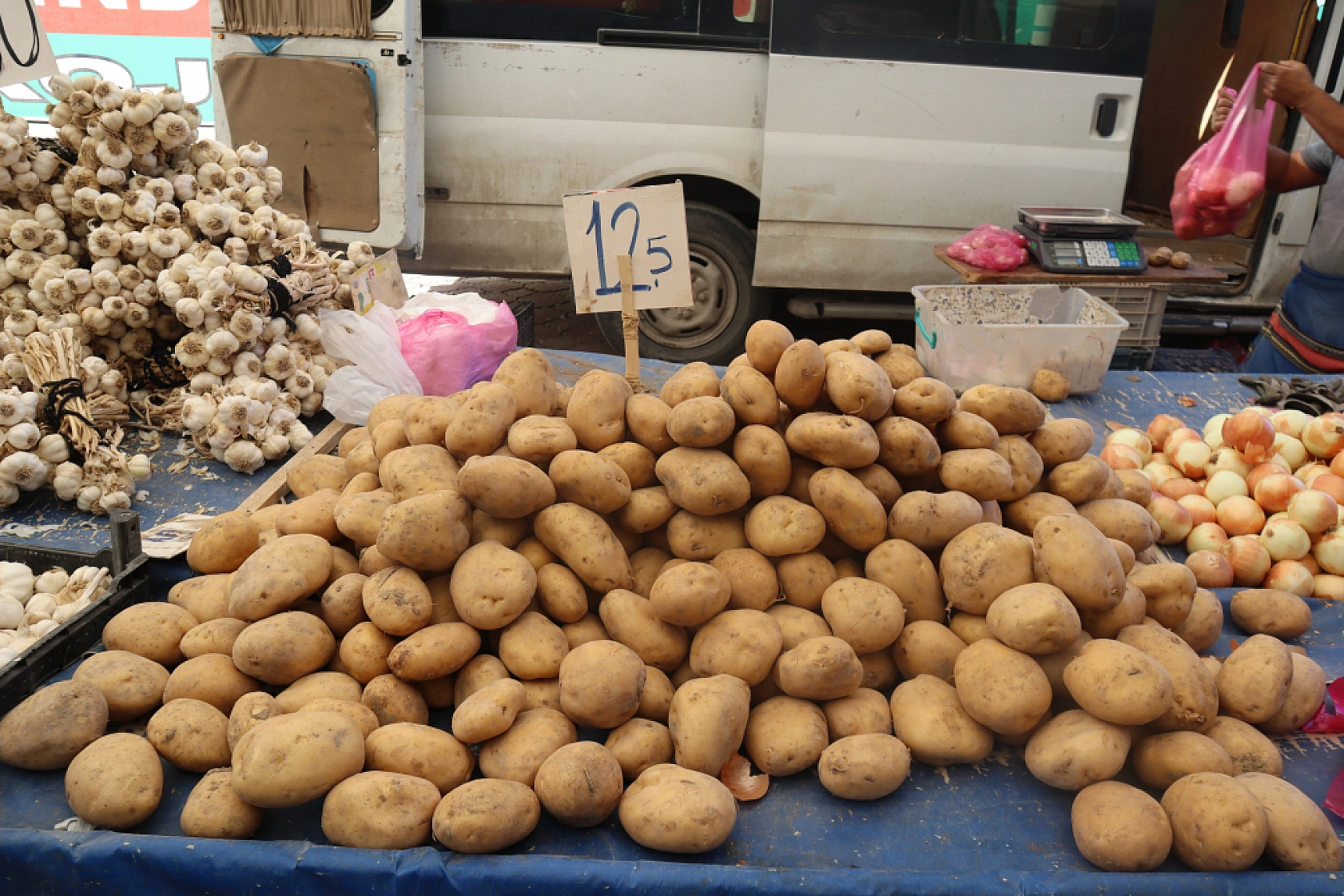 Pazarda şok fiyatlar! Meyveye el değmiyor! Domates 15 liraya kadar düştü…