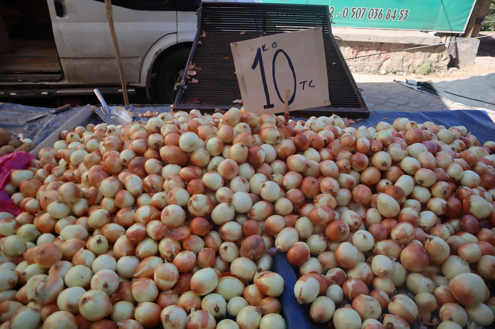 Pazarda şok fiyatlar! Meyveye el değmiyor! Domates 15 liraya kadar düştü…