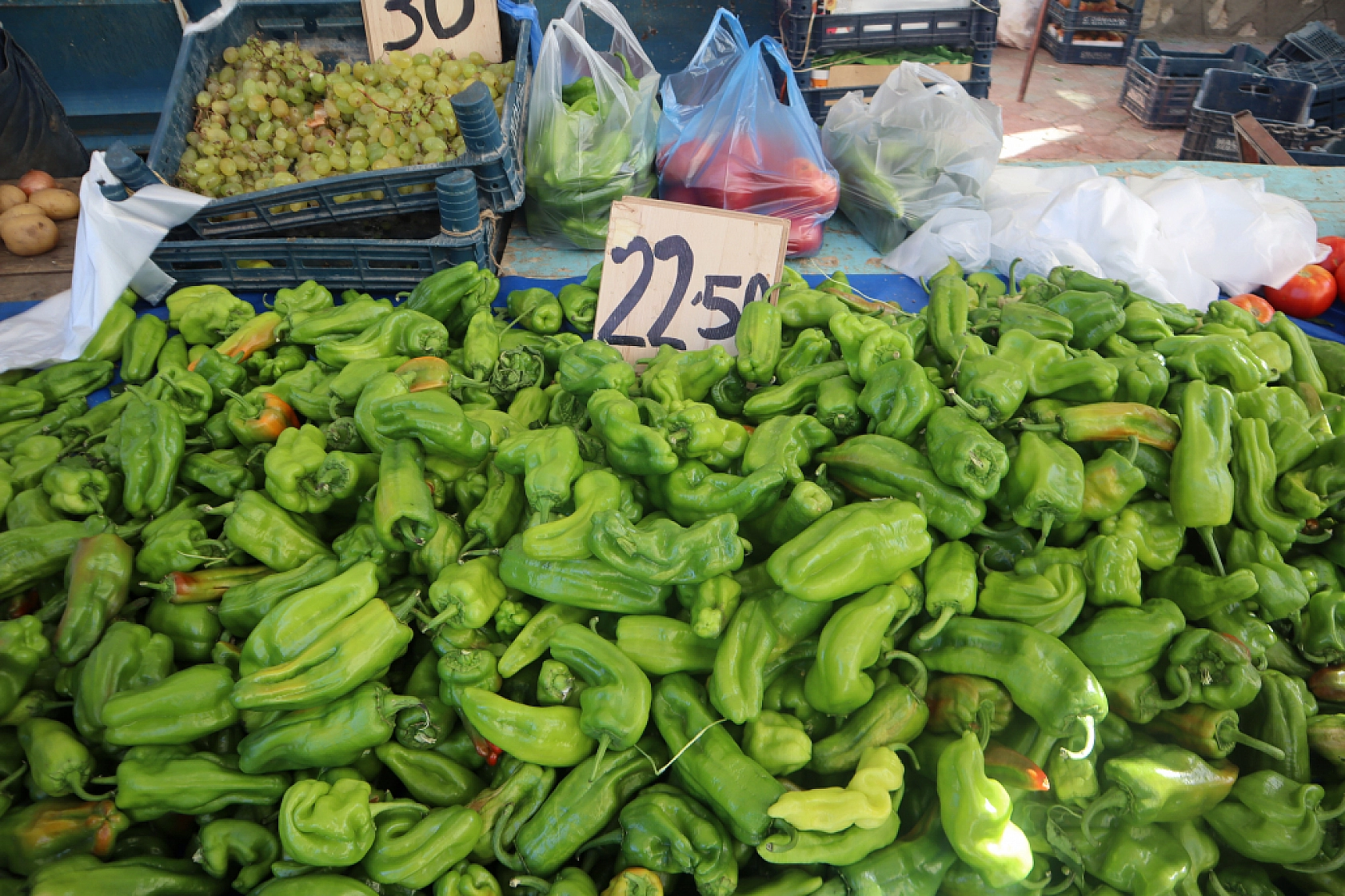 Pazarda şok fiyatlar! Meyveye el değmiyor! Domates 15 liraya kadar düştü…