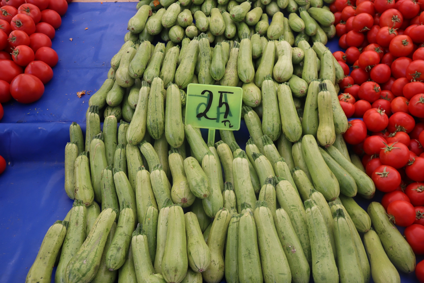 Pazarda şok fiyatlar! Meyveye el değmiyor! Domates 15 liraya kadar düştü…