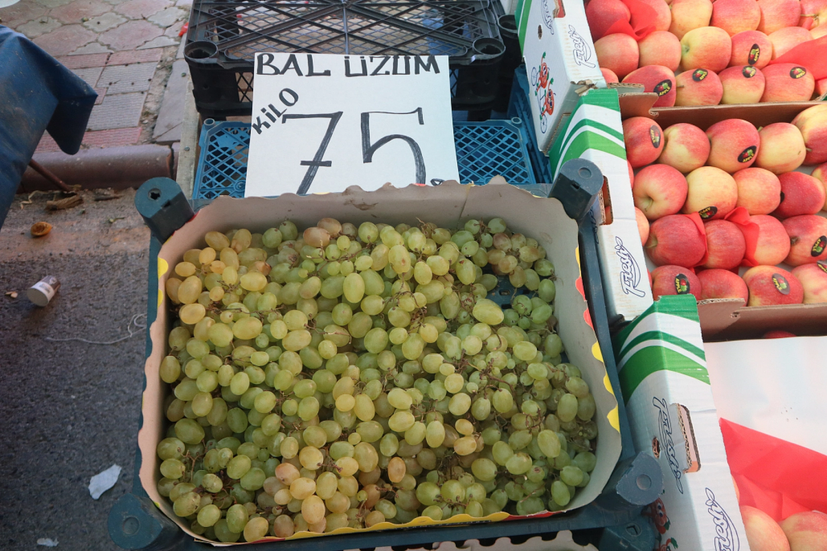 Pazarda şok fiyatlar! Meyveye el değmiyor! Domates 15 liraya kadar düştü…