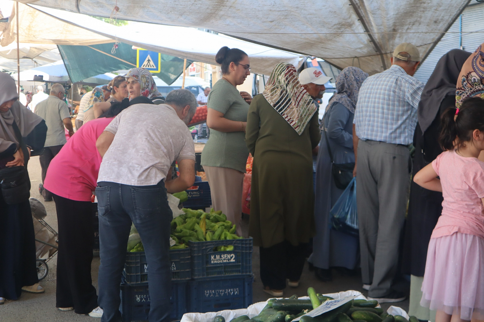 Pazarda şok fiyatlar! Meyveye el değmiyor! Domates 15 liraya kadar düştü…