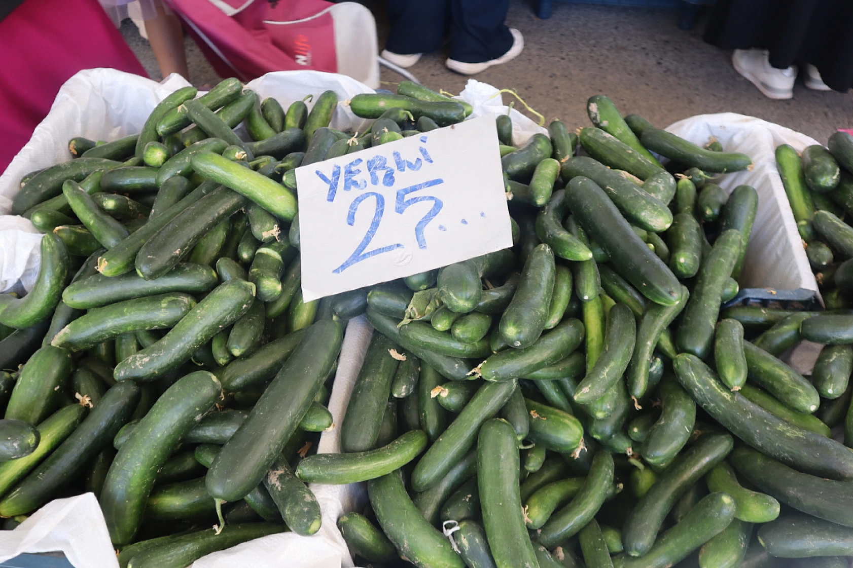 Pazarda şok fiyatlar! Meyveye el değmiyor! Domates 15 liraya kadar düştü…