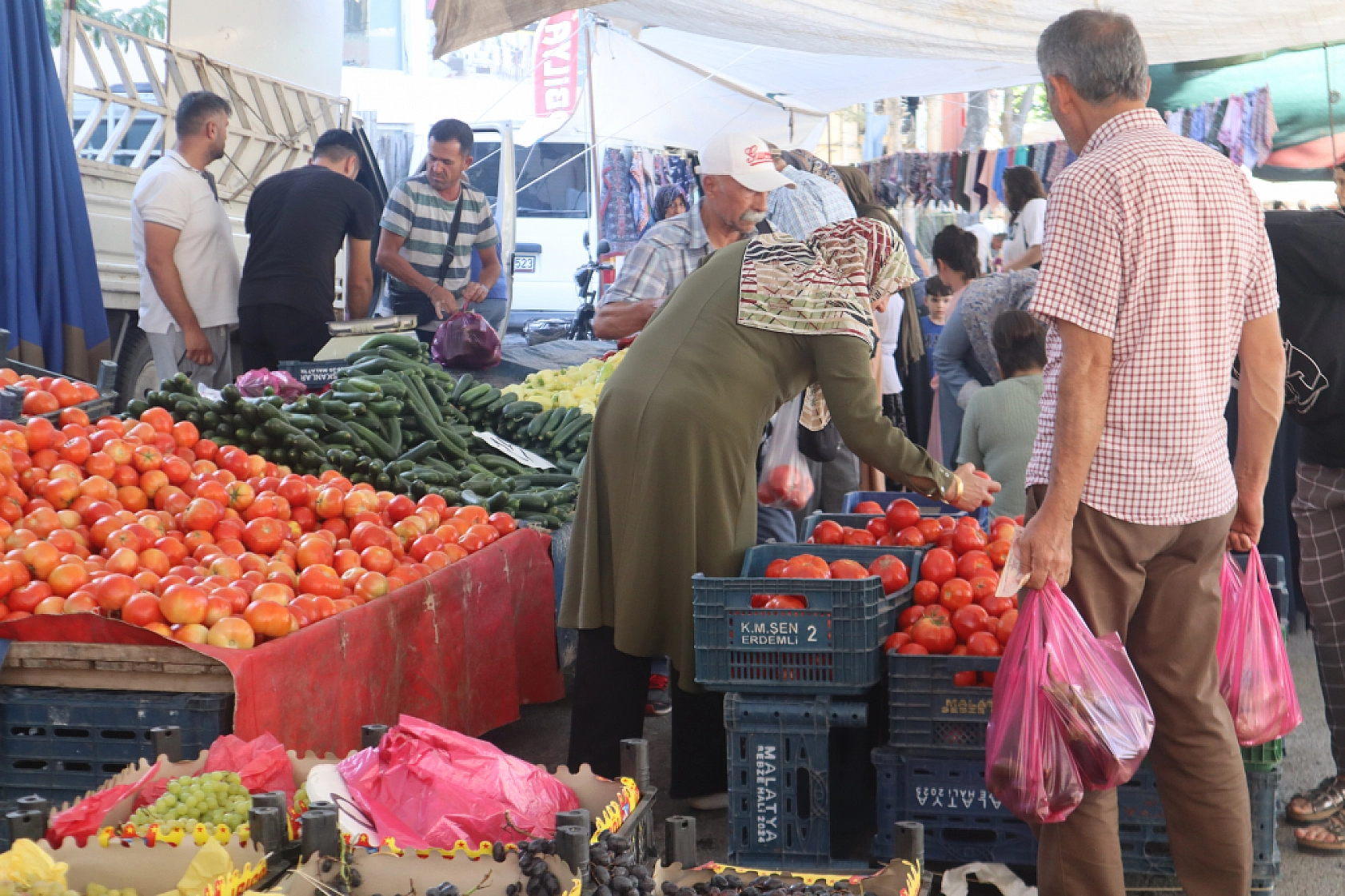 Pazarda şok fiyatlar! Meyveye el değmiyor! Domates 15 liraya kadar düştü…