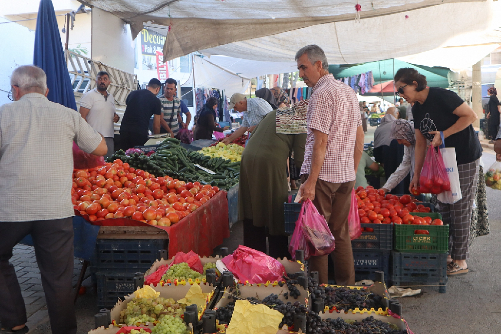Pazarda şok fiyatlar! Meyveye el değmiyor! Domates 15 liraya kadar düştü…
