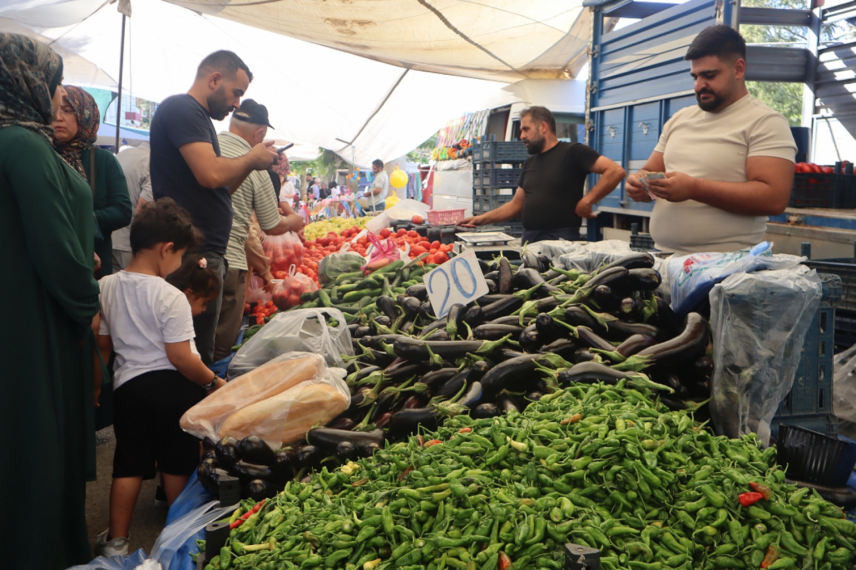 Pazarda şok fiyatlar! Meyveye el değmiyor! Domates 15 liraya kadar düştü…