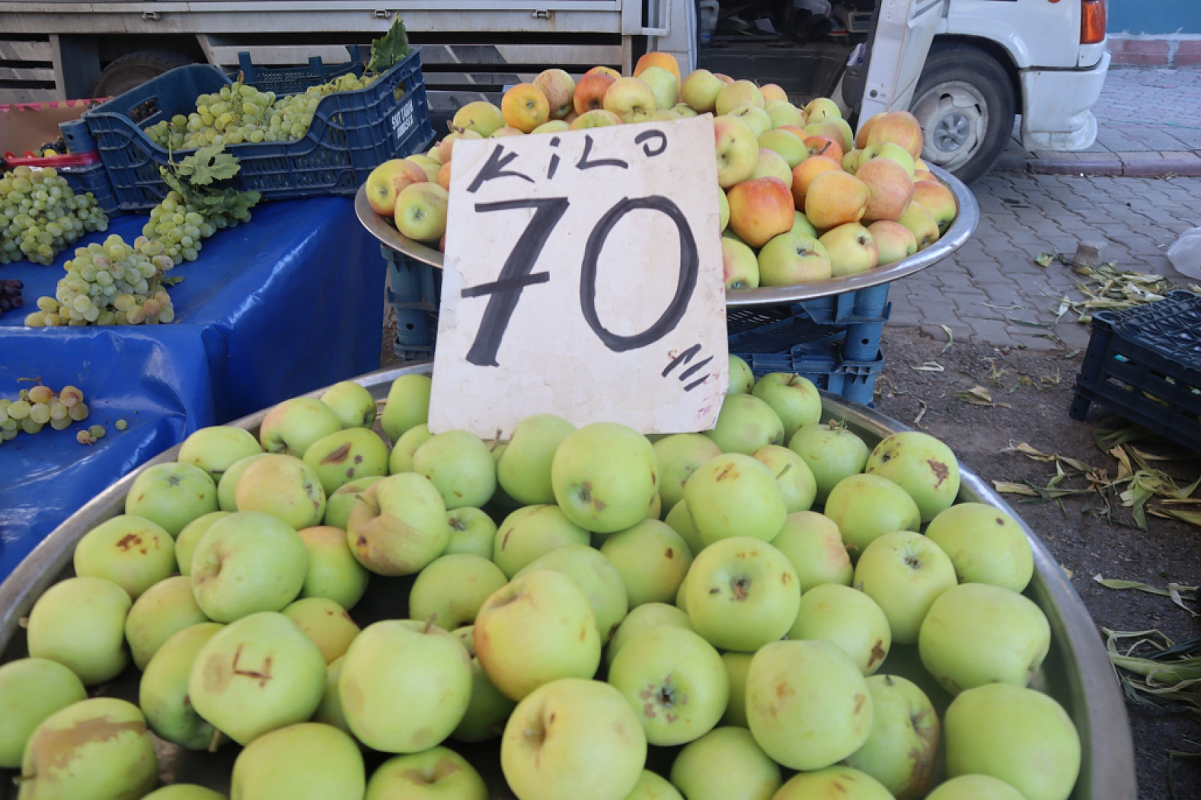 Pazarda şok fiyatlar! Meyveye el değmiyor! Domates 15 liraya kadar düştü…