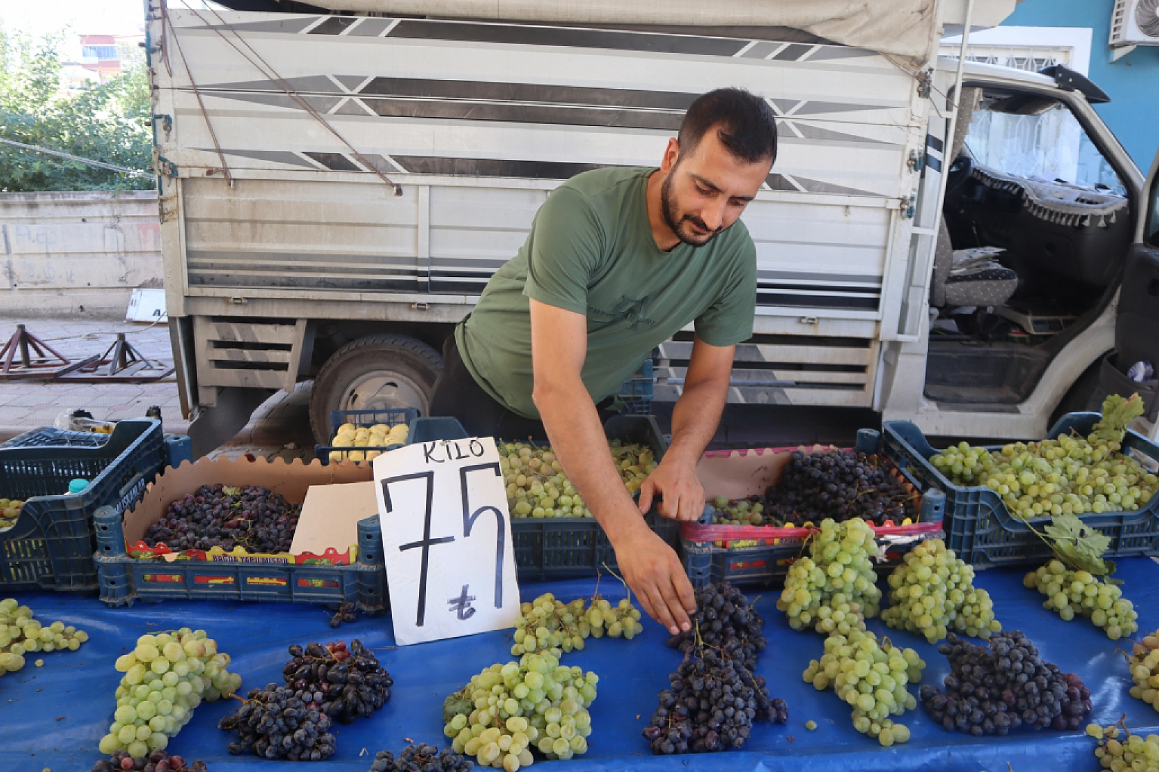 Pazarda şok fiyatlar! Meyveye el değmiyor! Domates 15 liraya kadar düştü…