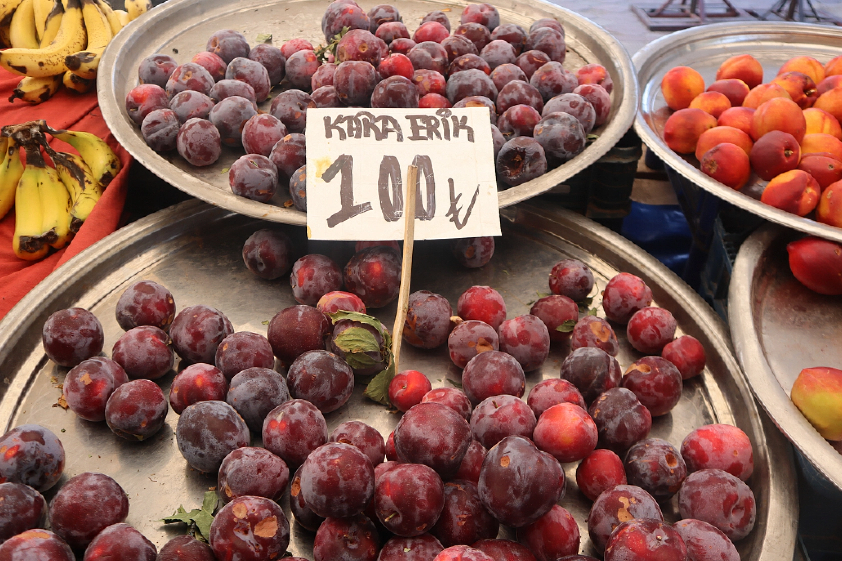 Pazarda şok fiyatlar! Meyveye el değmiyor! Domates 15 liraya kadar düştü…