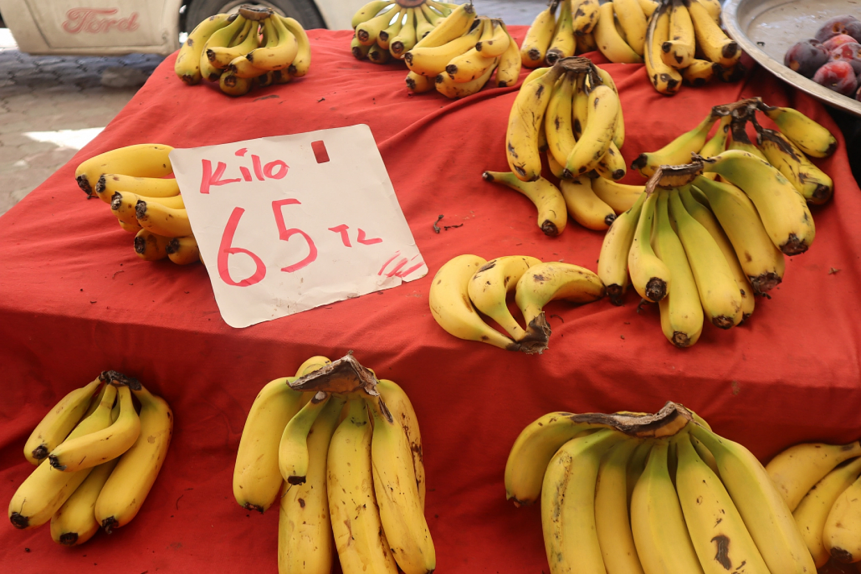 Pazarda şok fiyatlar! Meyveye el değmiyor! Domates 15 liraya kadar düştü…