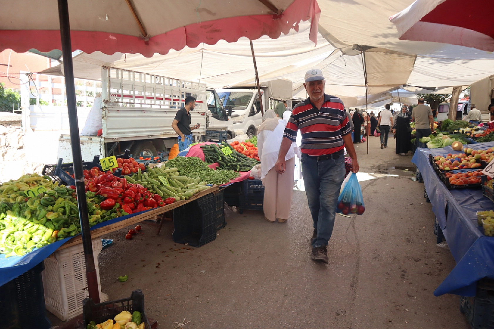 Pazarda şok fiyatlar! Meyveye el değmiyor! Domates 15 liraya kadar düştü…