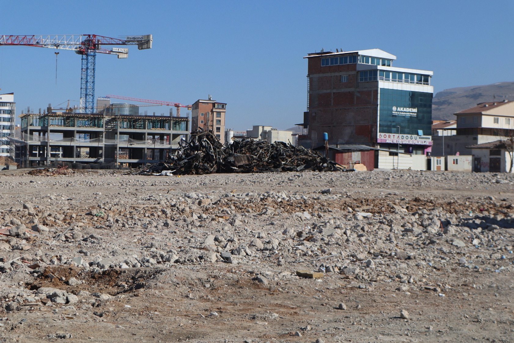 İnşaat çalışmaları hız kazandı! 469 konut, 352 dükkân ve 130 ofis yapılacak