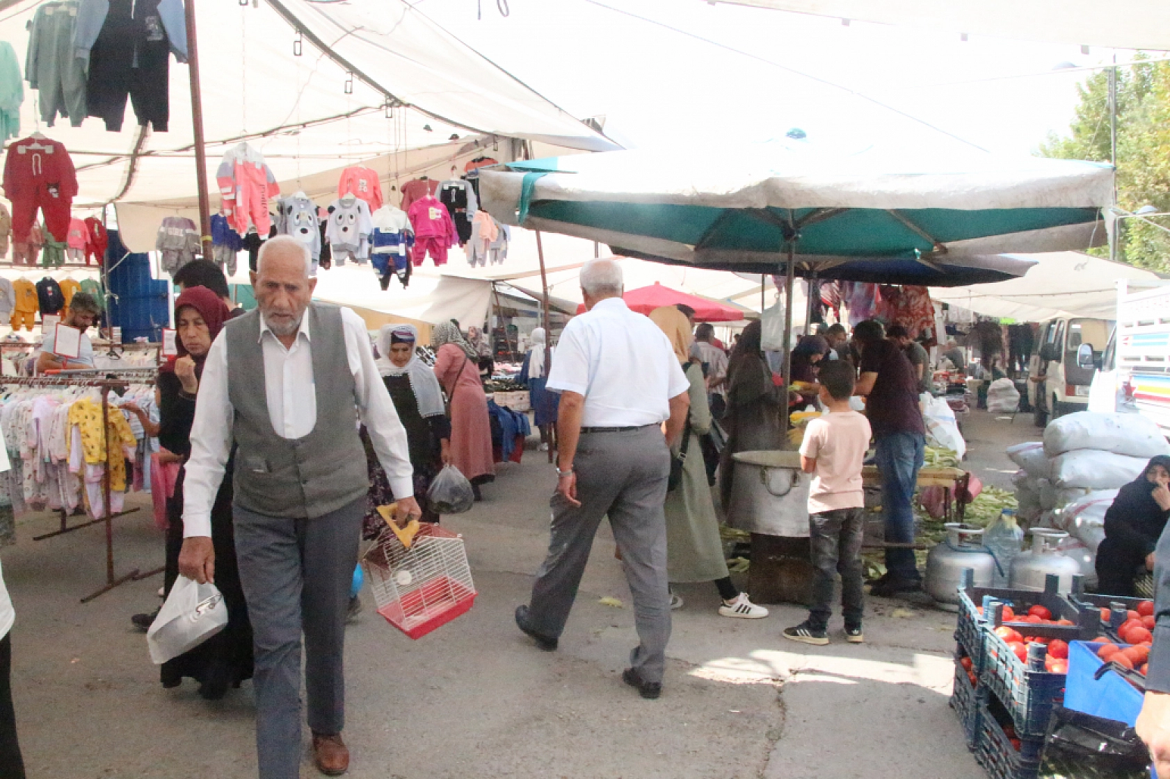 Marketlere Rağmen Malatyalılar Pazarı Tercih Ediyor! İşte Pazar Pazarın Güncel Fiyatları…
