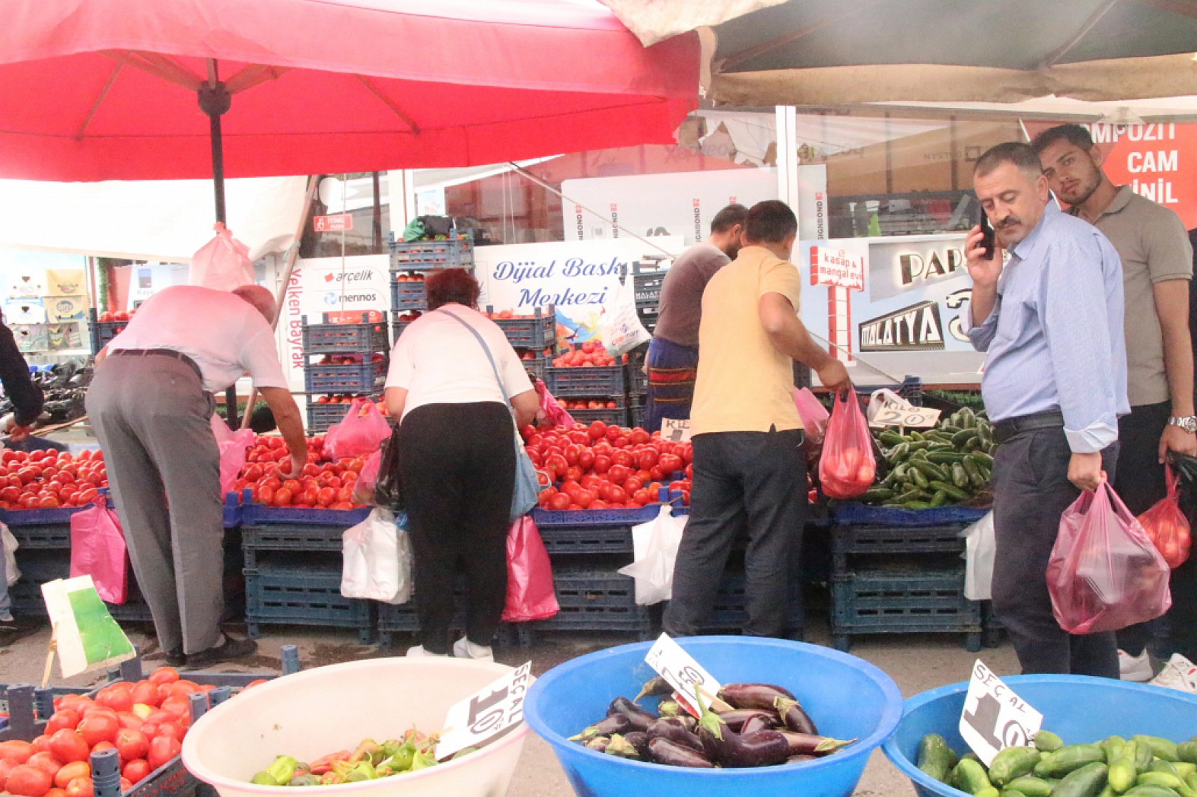 Marketlere Rağmen Malatyalılar Pazarı Tercih Ediyor! İşte Pazar Pazarın Güncel Fiyatları…