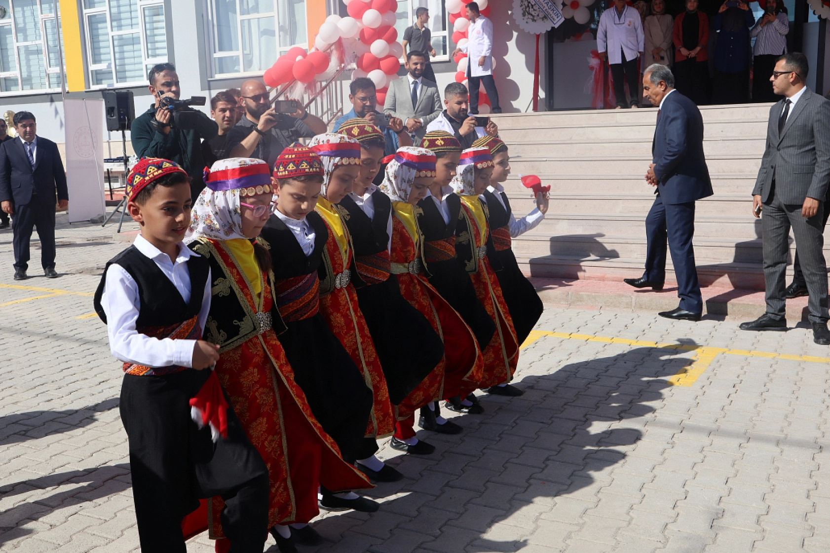 Malatya'da Çifte Mutluluk Yaşandı: Hollandalı Gurbetçilerden Yeni Bir Okul ve Akülü Araçlar!