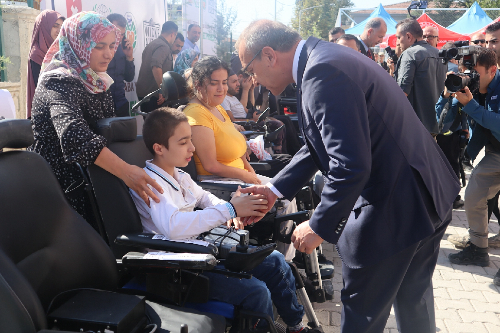 Malatya'da Çifte Mutluluk Yaşandı: Hollandalı Gurbetçilerden Yeni Bir Okul ve Akülü Araçlar!