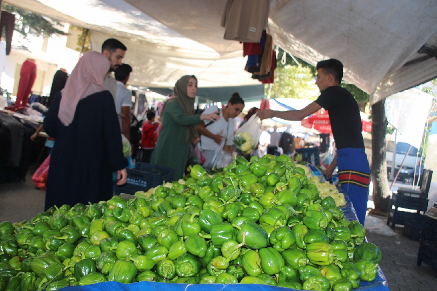 Malatyalılar Marketi Değil Semt Pazarını Seçti! İşte Perşembe Pazarın Güncel Fiyatları…