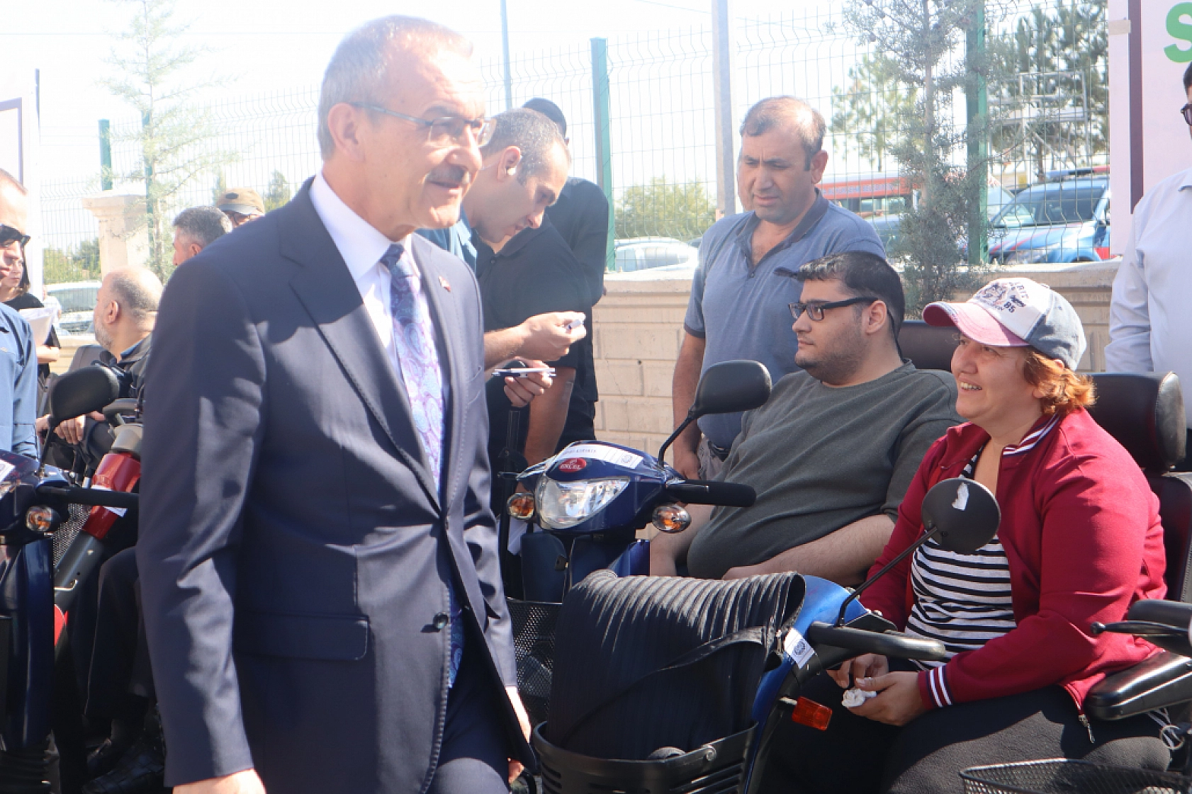 Malatya'da Çifte Mutluluk Yaşandı: Hollandalı Gurbetçilerden Yeni Bir Okul ve Akülü Araçlar!