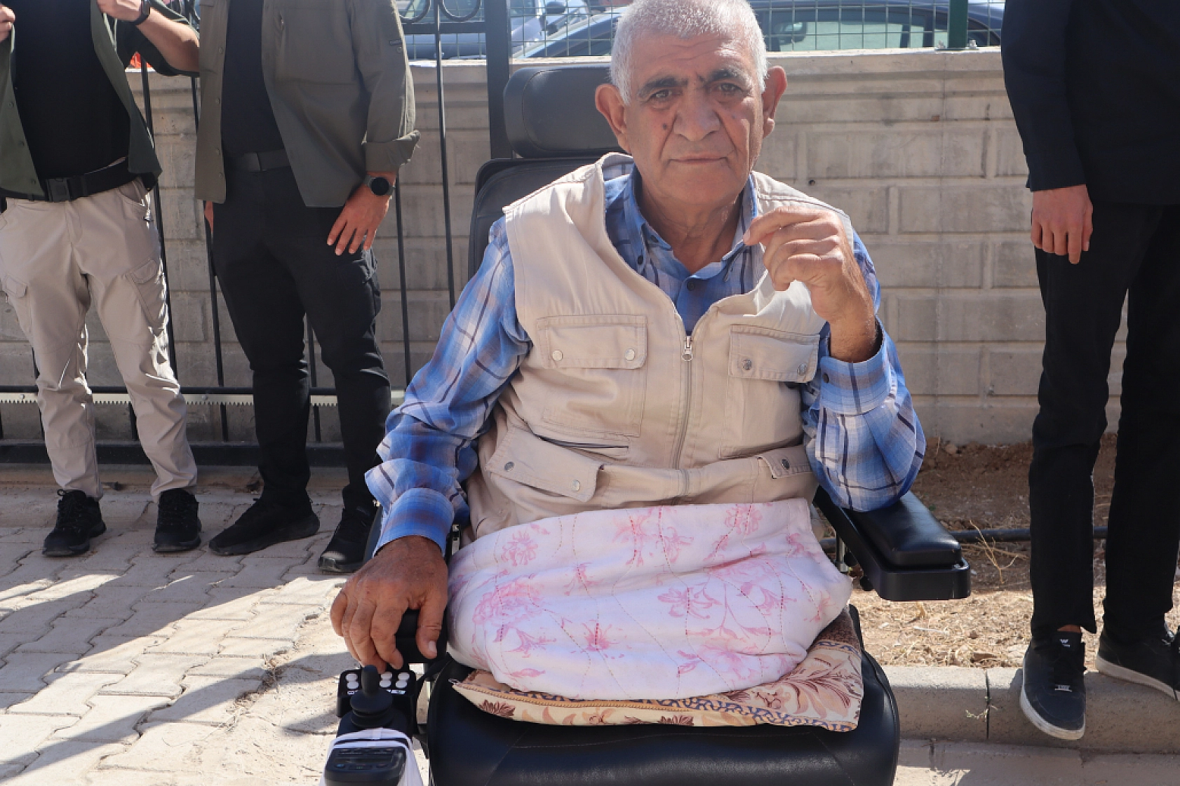 Malatya'da Çifte Mutluluk Yaşandı: Hollandalı Gurbetçilerden Yeni Bir Okul ve Akülü Araçlar!