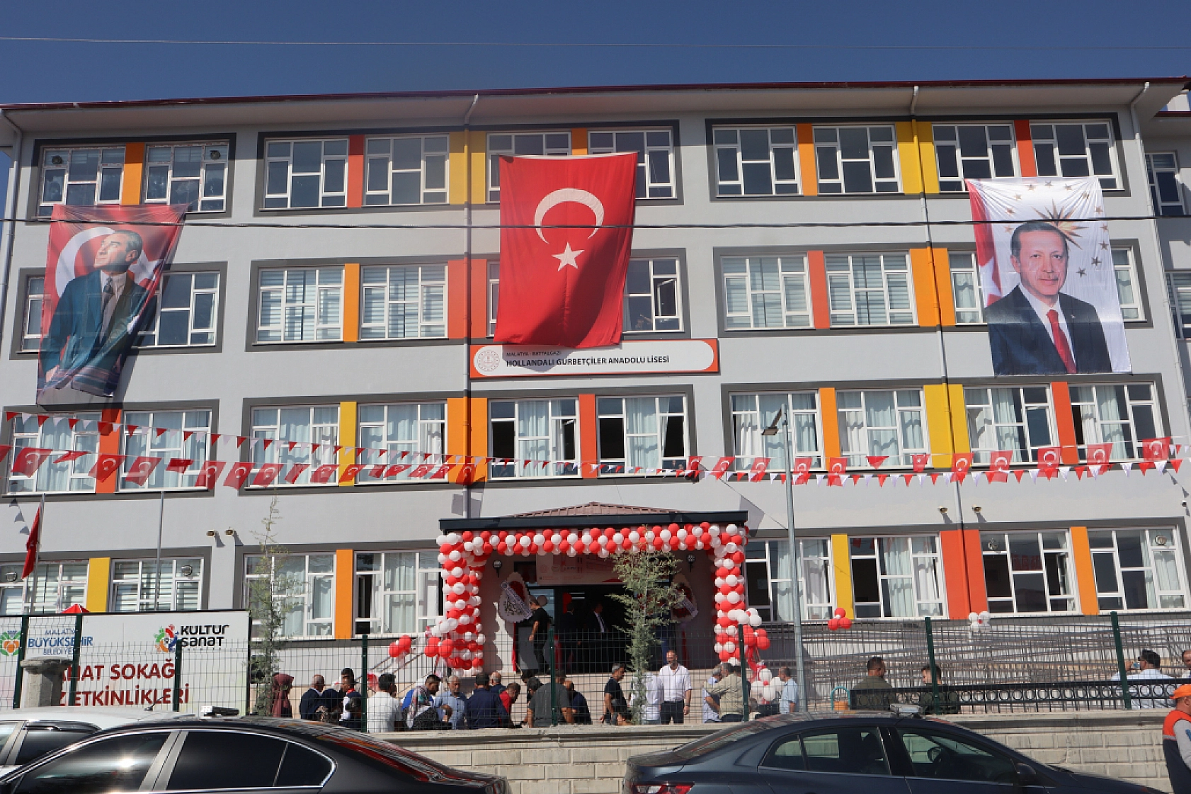 Malatya'da Çifte Mutluluk Yaşandı: Hollandalı Gurbetçilerden Yeni Bir Okul ve Akülü Araçlar!