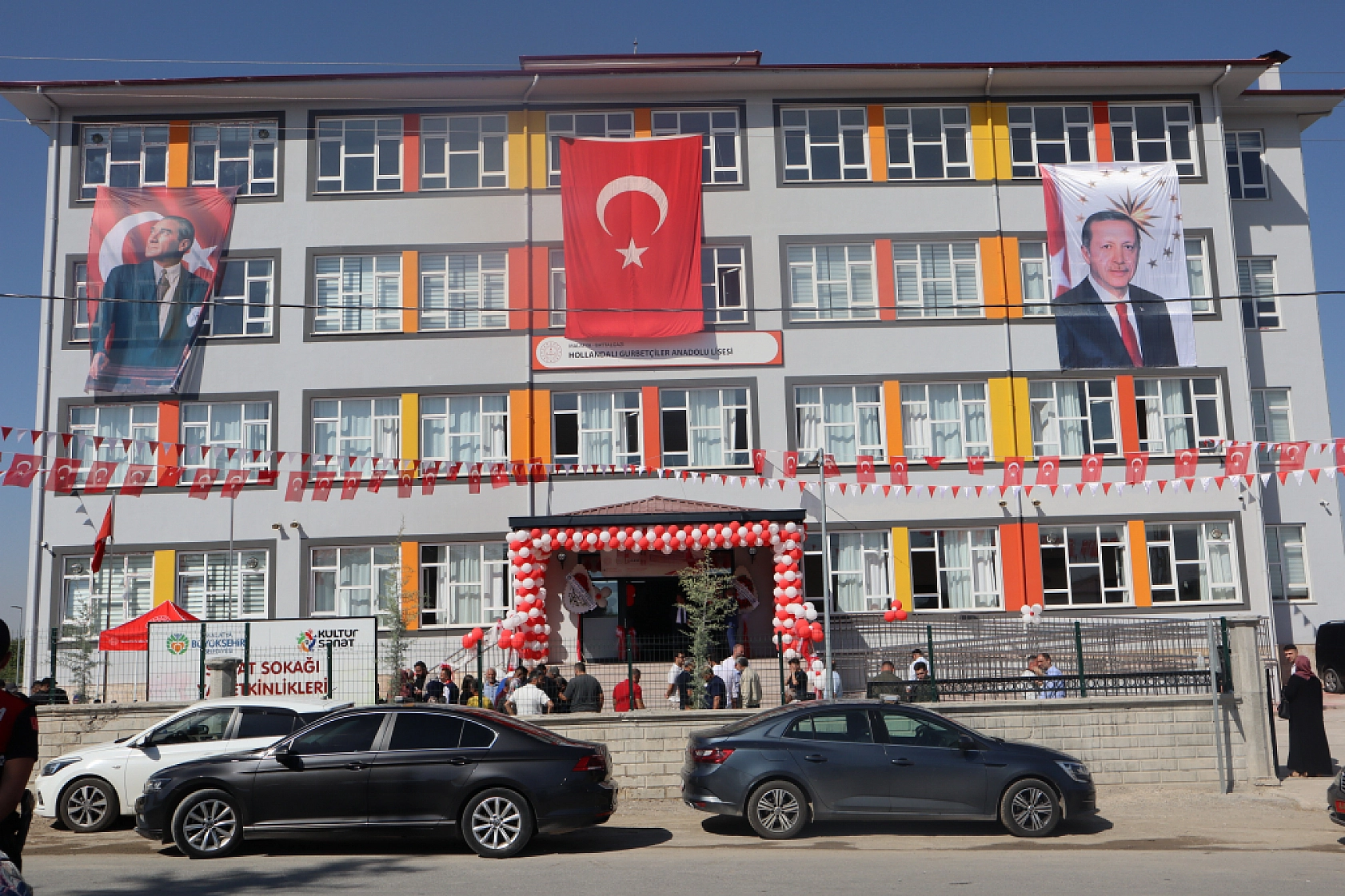Malatya'da Çifte Mutluluk Yaşandı: Hollandalı Gurbetçilerden Yeni Bir Okul ve Akülü Araçlar!